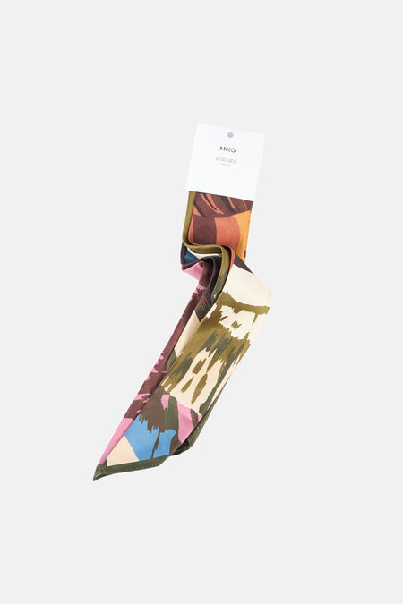 Écharpe d'été multicolore de MANGO avec des motifs abstraits en marron, bleu, rose et vert olive.