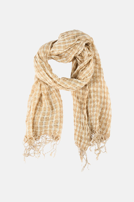 Écharpe d'été écru de MANGO, avec un motif à carreaux subtilement tissé et des franges aux extrémités.