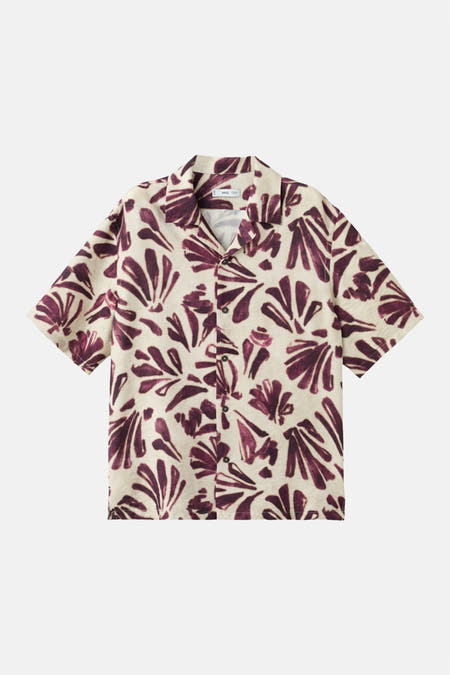 Chemise multicolore à manches courtes de MANGO, avec un motif abstrait en forme de feuille et une fermeture boutonnée.