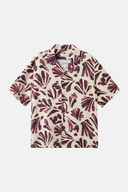 Chemise multicolore à manches courtes de MANGO, avec un motif abstrait en forme de feuille et une fermeture boutonnée.