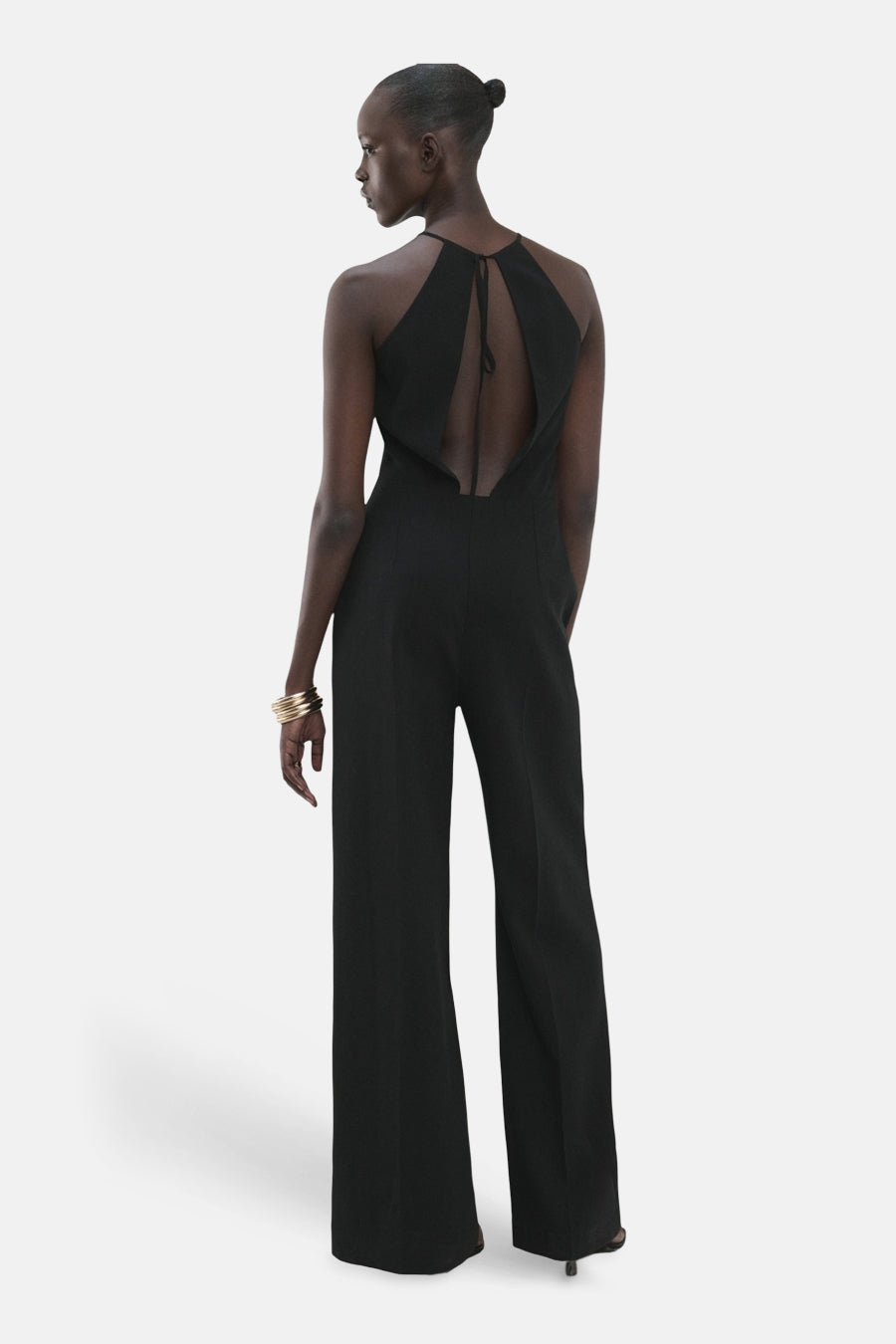 Combinaison noire MANGO, dos nu et jambes larges, vue de dos.