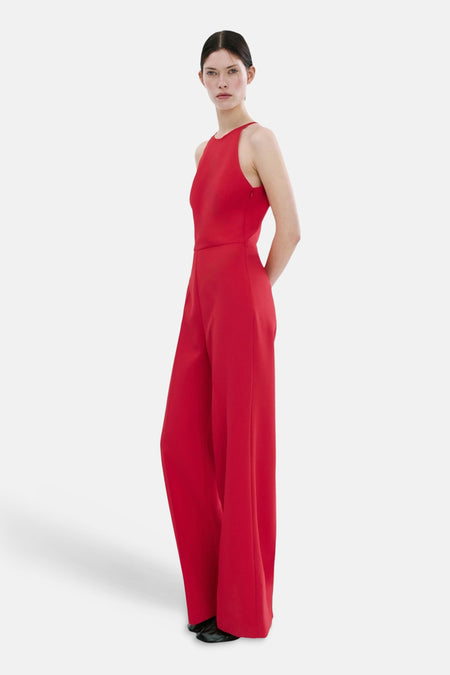 Combinaison rouge de MANGO, avec dos nu et jambes larges.