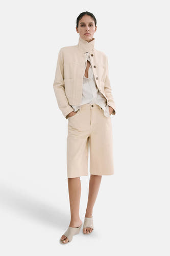 Bermuda beige de MANGO avec coupe ample et ourlet brut.