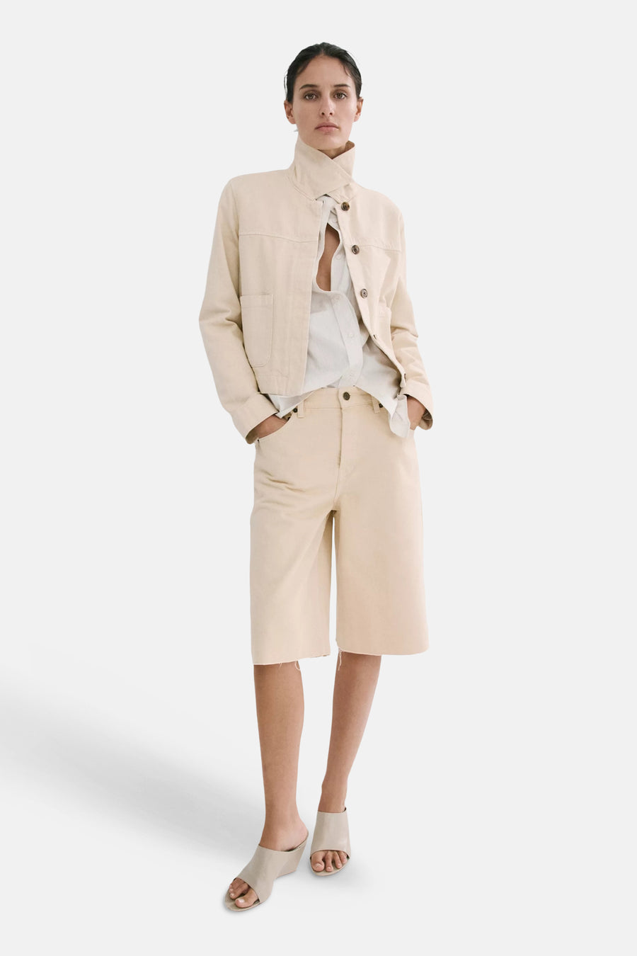 Bermuda beige de MANGO avec coupe ample et ourlet brut.