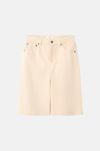 Bermuda de couleur crème de MANGO avec poches avant, passants de ceinture et fermeture à boutons, posée à plat.
