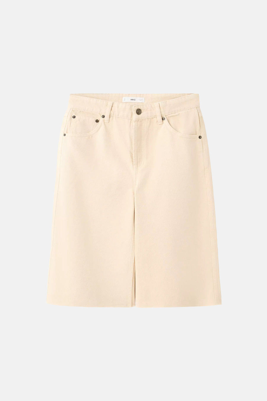 Bermuda de couleur crème de MANGO avec poches avant, passants de ceinture et fermeture à boutons, posée à plat.
