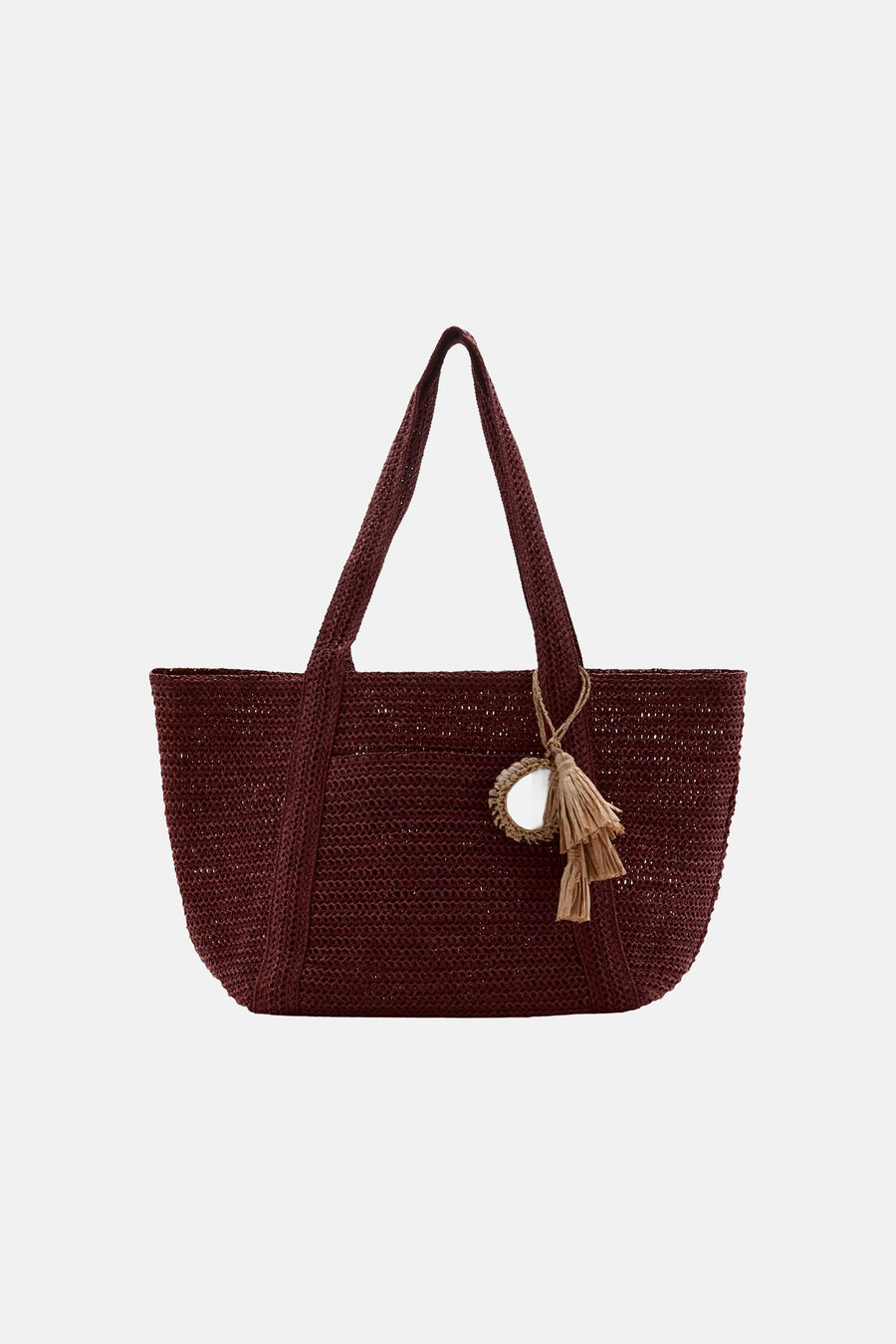 Sac à bandoulière tissé bordeaux de MANGO avec deux anses et un pendentif décoratif avec miroir et pompons.