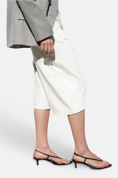 Bermuda blanc MANGO avec étiquette rose 'SELECTION', poches arrière et petite poche latérale, porté avec un blazer.