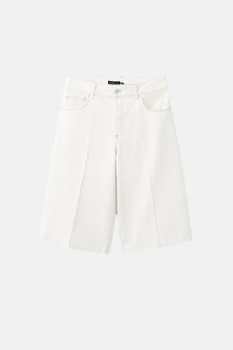 Bermuda blanche MANGO, en denim avec coutures apparentes et jambes larges.