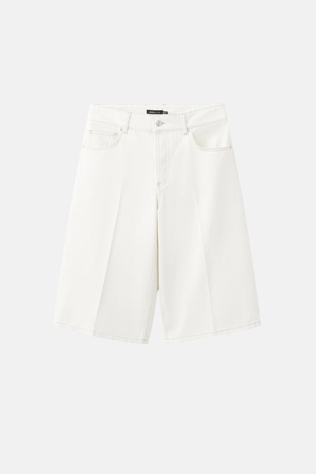 Bermuda blanche MANGO, en denim avec coutures apparentes et jambes larges.