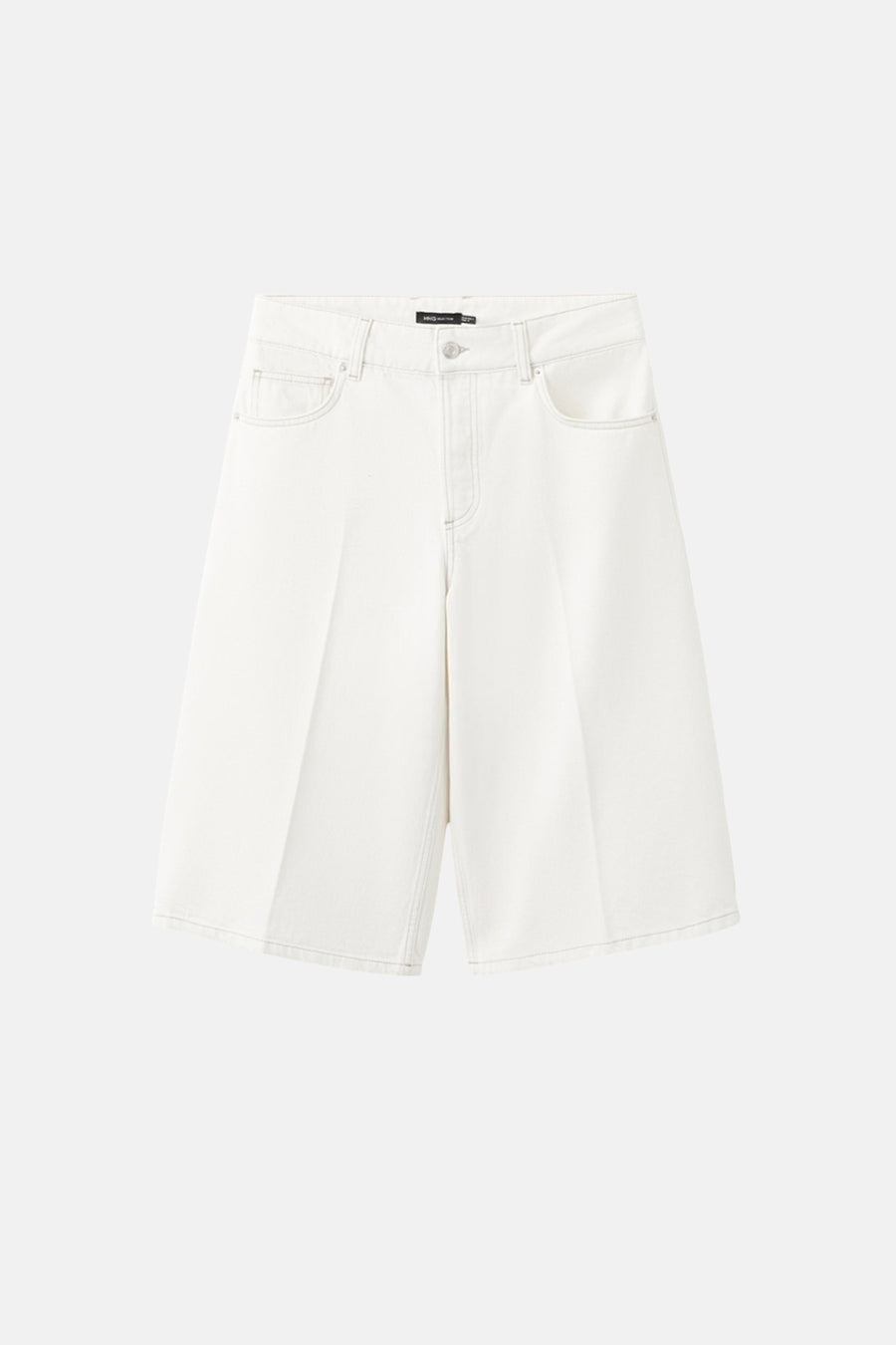 Bermuda blanche MANGO, en denim avec coutures apparentes et jambes larges.