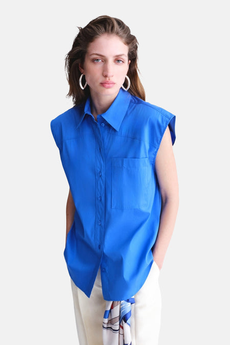 Chemisier bleu sans manches de MANGO avec des plis au dos et un ourlet arrondi, vu de dos.