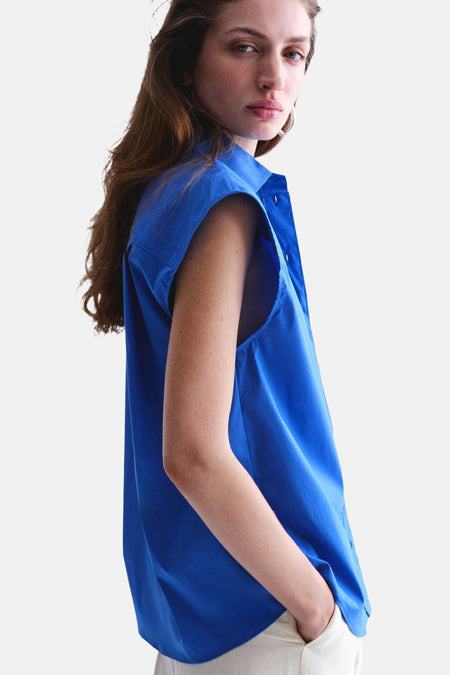 Débardeur bleu de MANGO, porté par un mannequin avec la main dans la poche.