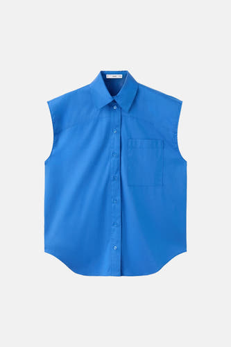 Chemise sans manches bleue de MANGO avec col, fermeture boutonnée, poche poitrine et ourlet arrondi.