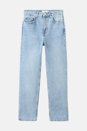 Jeans coupe droite en denim bleu clair de MANGO, avec une jambe droite et des poches classiques.