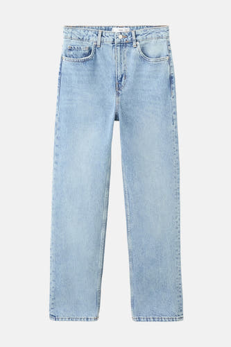 Jean bleu clair droit de MANGO, avec poches classiques et une texture denim légère.