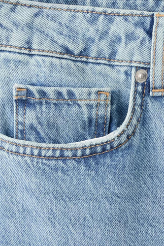 Jean droite en denim bleu clair de MANGO, avec une petite poche et des surpiqûres.
