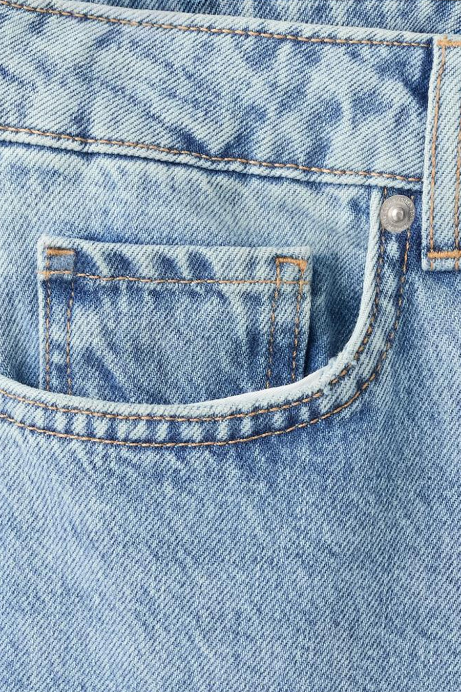 Jean droite en denim bleu clair de MANGO, avec une petite poche et des surpiqûres.