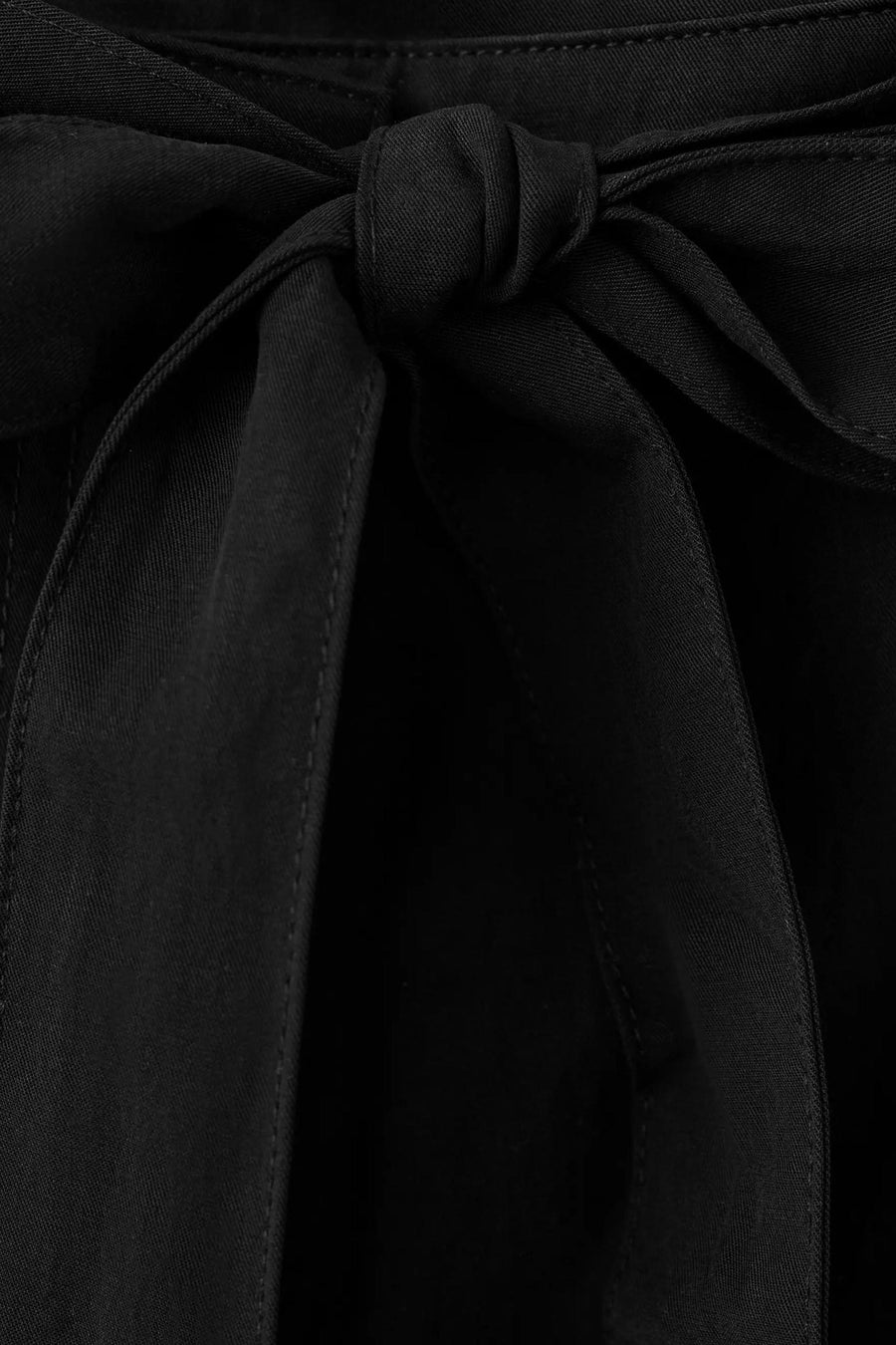 Pantalon noir MANGO avec ceinture à nouer, sergé fin et surpiqûres apparentes.