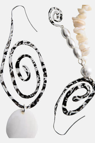 Boucles d'oreilles créoles argentées de MANGO avec texture martelée, disque blanc, perles et morceaux de coquillage.