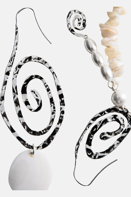 Boucles d'oreilles créoles argentées de MANGO avec texture martelée, disque blanc, perles et morceaux de coquillage.