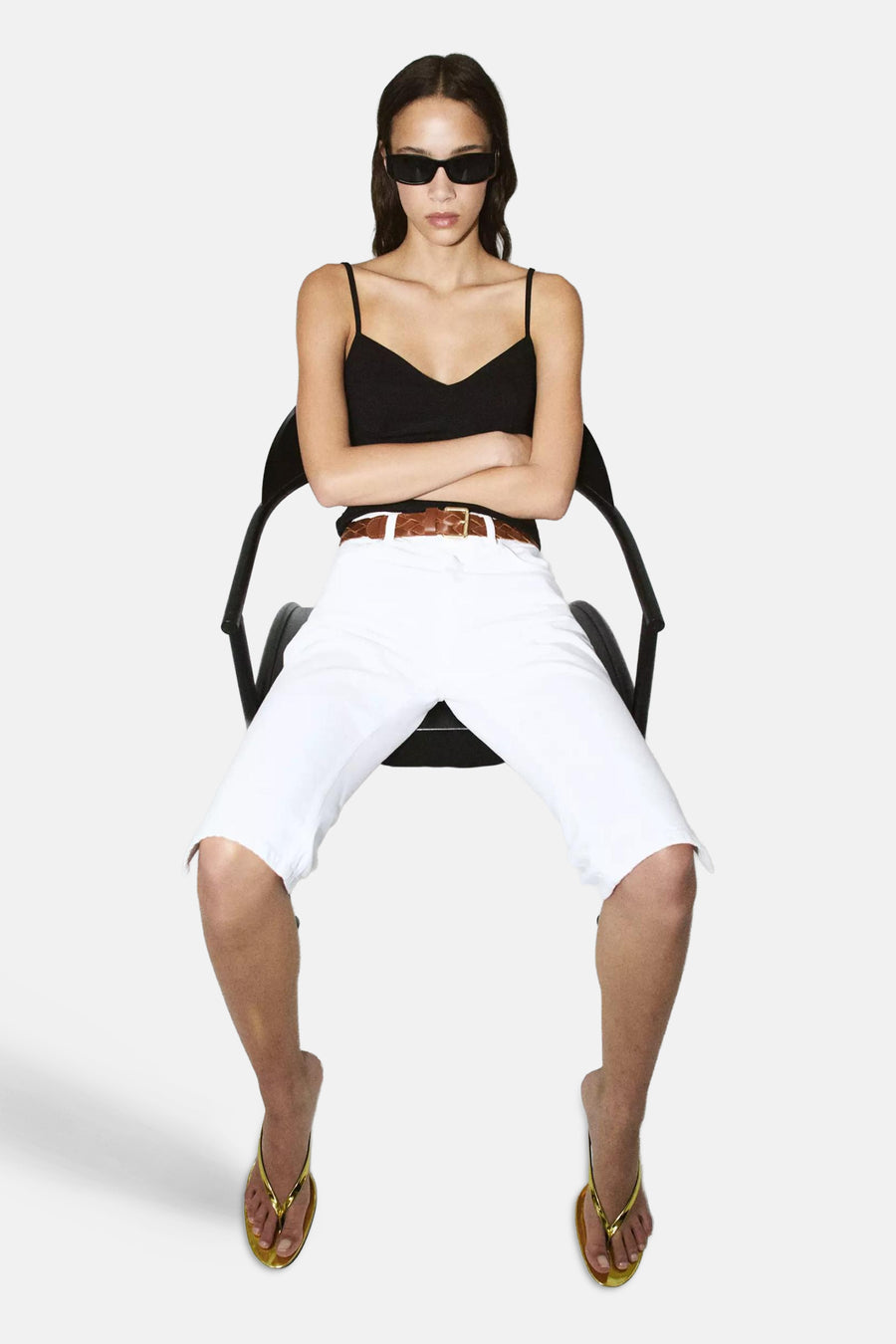 Pantalon capri blanc pour femme 5 poches de MANGO avec une ceinture tressée marron.