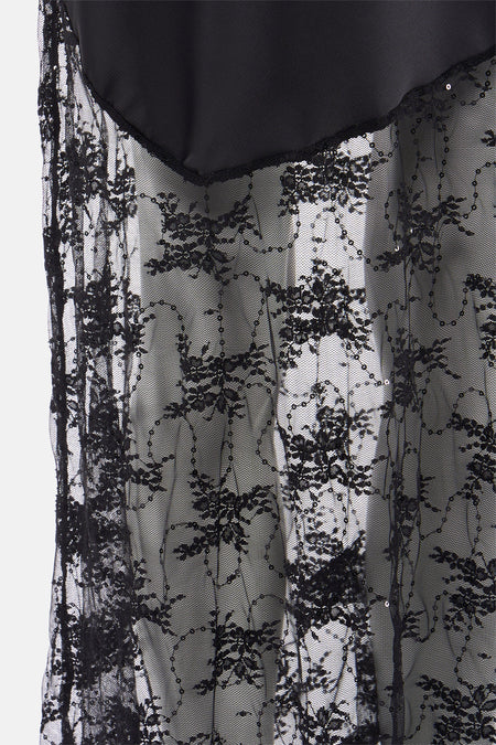 Zwarte kanten stof met bloemmotief en pailletten.
