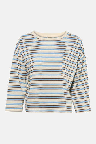 T-shirt bleu à rayures et à manches longues de Terra di Siena, avec une poche poitrine et combiné avec un jean bleu et des talons bleus.
