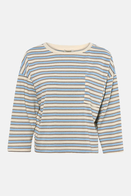T-shirt bleu à rayures et à manches longues de Terra di Siena, avec une poche poitrine et combiné avec un jean bleu et des talons bleus.