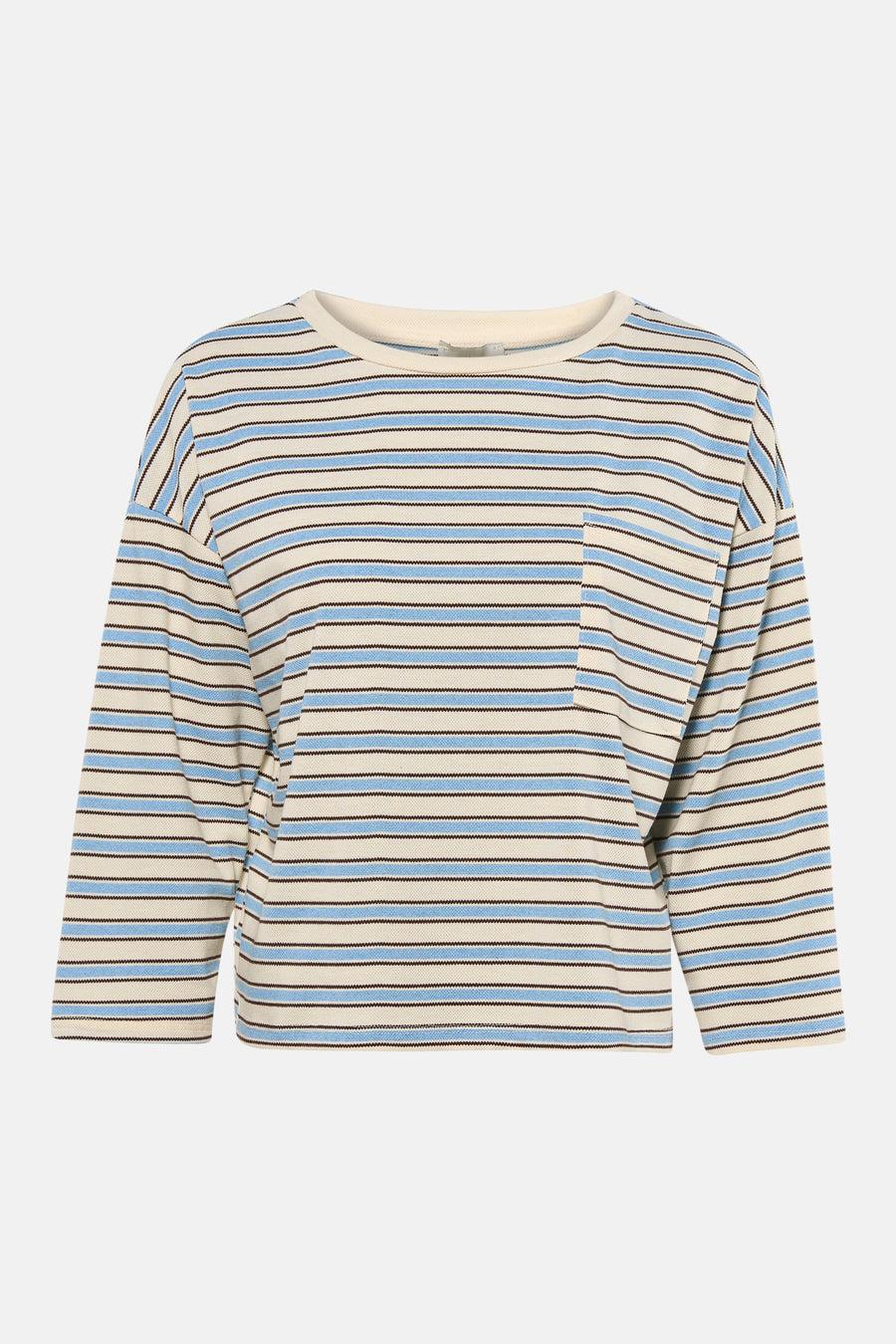 T-shirt bleu à rayures et à manches longues de Terra di Siena, avec une poche poitrine et combiné avec un jean bleu et des talons bleus.