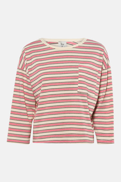 T-shirt à manches longues rose de Terra di Siena, motif rayé et poche poitrine, combiné avec un jean bleu et des escarpins marron.