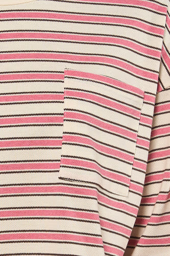 T-shirt rose à manches longues de Terra di Siena, avec des rayures horizontales et une poche poitrine.
