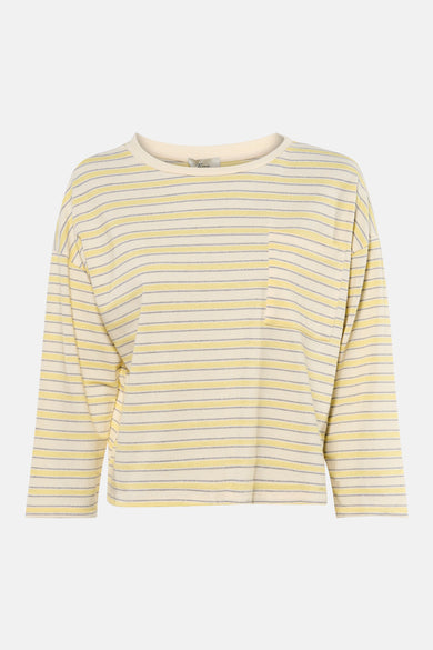 T-shirt à manches longues rayé jaune de Terra di Siena, avec poche poitrine et assorti à un jean bleu foncé et des escarpins noirs.