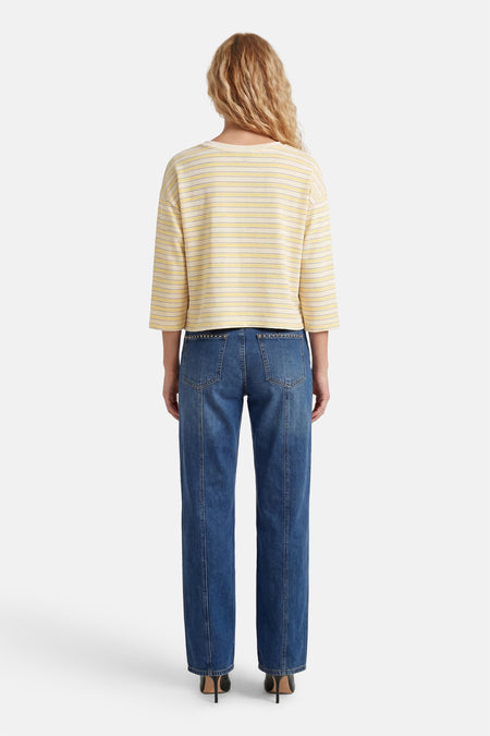 T-shirt à manches longues rayé jaune de Terra di Siena, vu de dos, combiné avec un jean bleu.