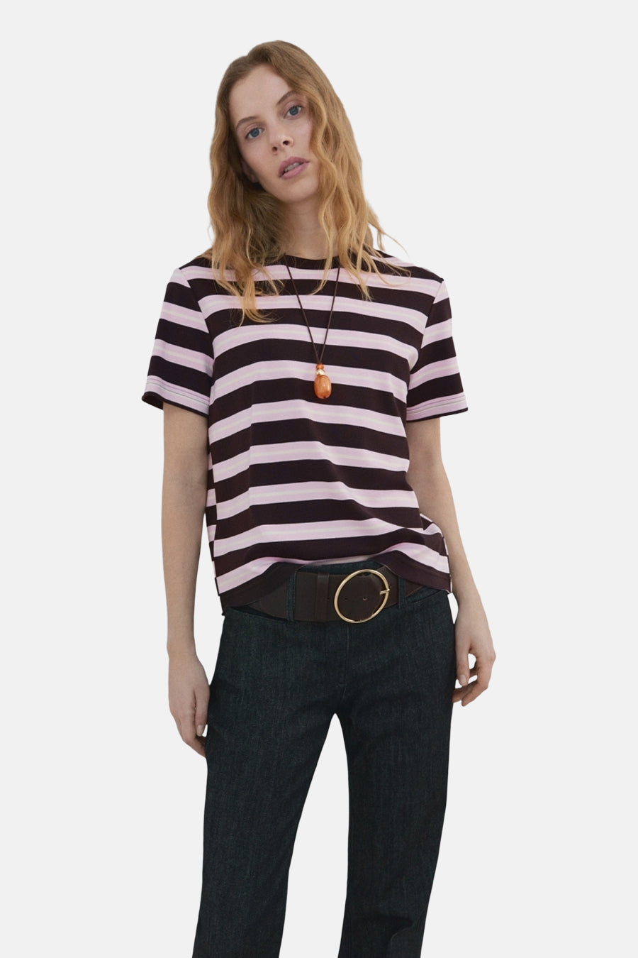 T-shirt multicolore à manches courtes de MANGO, rayé marron et rose, avec un pantalon uni.