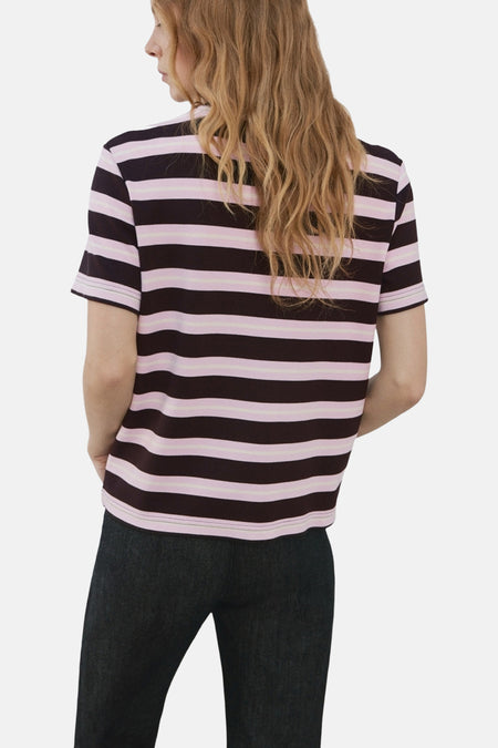 Multicolor T-shirt met korte mouwen van MANGO, gestreept in bruin en roze, met een effen broek.
