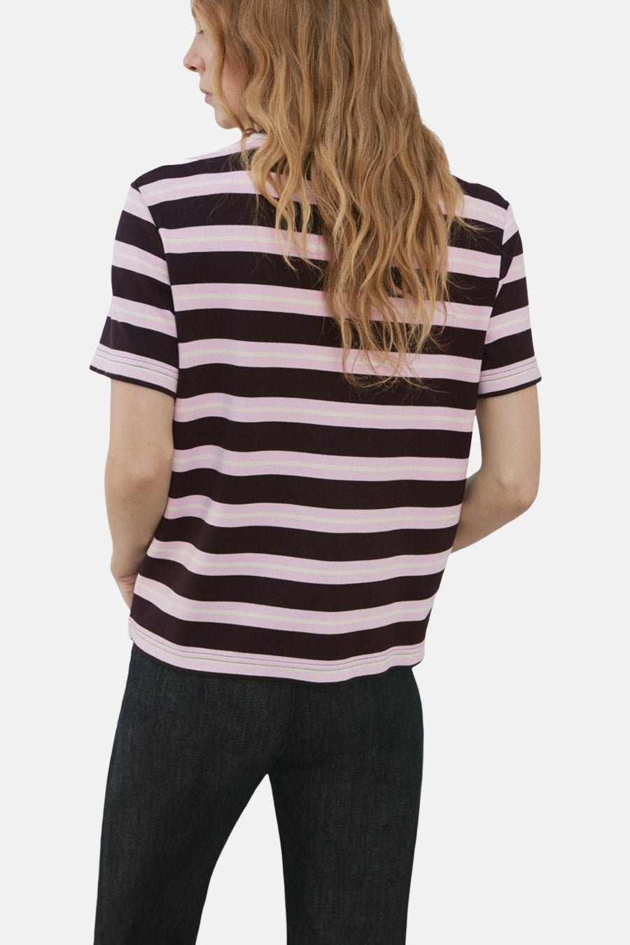 Multicolor T-shirt met korte mouwen van MANGO, gestreept in bruin en roze, met een effen broek.
