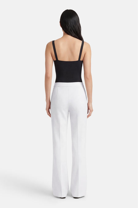 Pantalon de costume blanc de MANGO, avec jambes droites et motif uni.