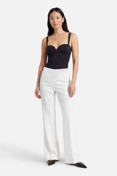 Pantalon de costume beige de MANGO, à jambes larges et à la texture lisse.