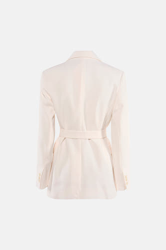 Blazer écru de MANGO, avec manches longues, col à revers et une ceinture de la même couleur.