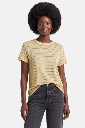 T-shirt jaune à rayures de MANGO à manches courtes, porté par un mannequin dans un jean foncé.