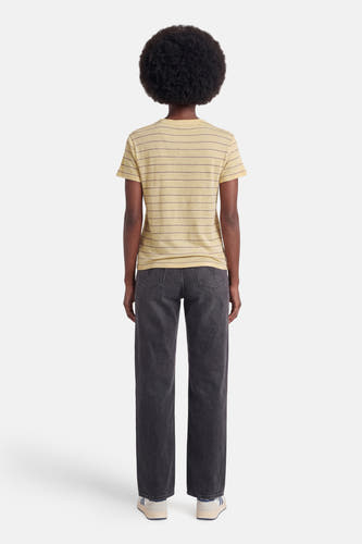 T-shirt jaune à rayures horizontales de MANGO, vu de dos, combiné avec un jean foncé et des baskets blanches.