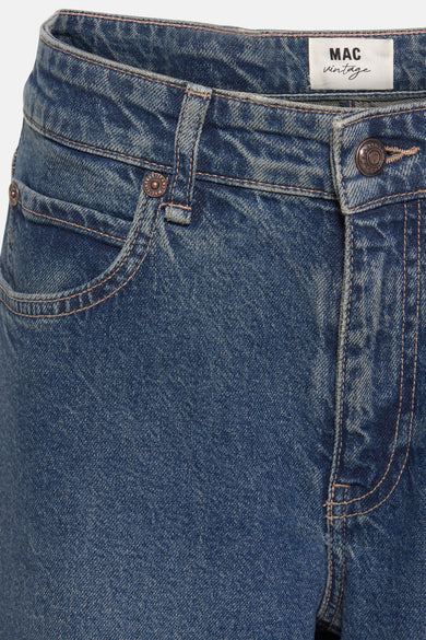 Jean décontracté en denim bleu de MAC, avec des surpiqures et des poches contrastantes.