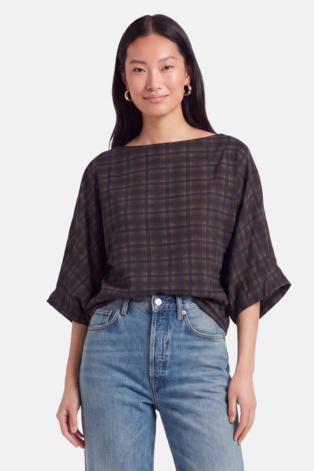 Blauwe blouse met 3/4 mouw van Terra di Siena, geruit patroon, losse pasvorm, gedragen met jeans