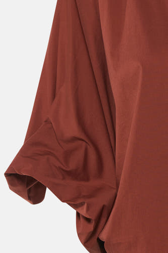 Oranje blouse met korte mouwen van Terra di Siena, zijdezachte stof, close-up detail van mouw en plooien