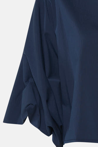 Donkerblauwe blouse met korte mouwen van Terra di Siena, zijdezachte stof, close-up van de mouw en zijkant