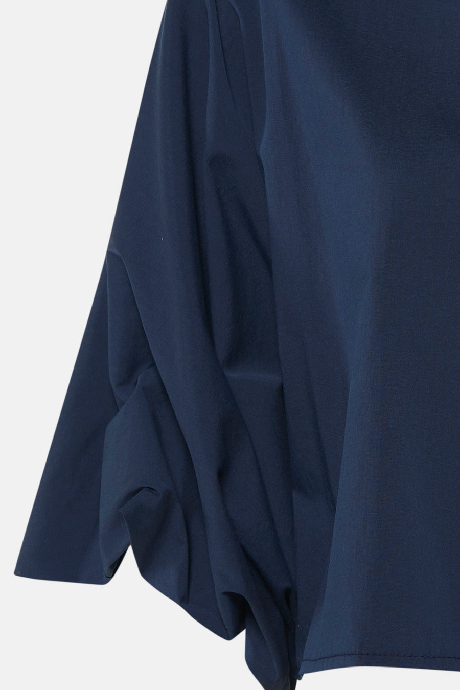 Donkerblauwe blouse met korte mouwen van Terra di Siena, zijdezachte stof, close-up van de mouw en zijkant