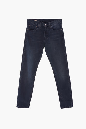 Jean tapered bleu marine de Levi's, avec une petite poche avant et des boutons métalliques.