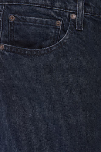 Donkerblauwe tapered jeans van Levi's, met een kleine voorzak en metalen knopen.
