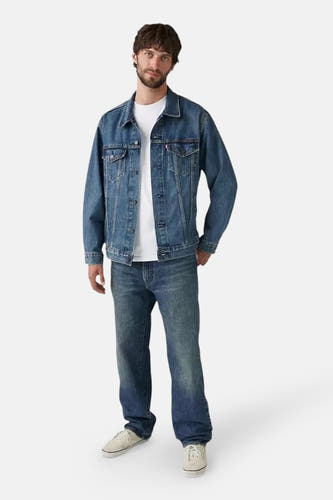 Jean droit bleu marine denim de Levi's, associé à un t-shirt blanc et des baskets en toile.